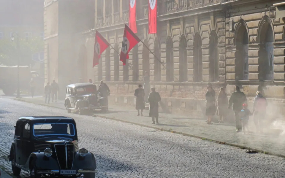 Josefov zaplavily hákové kříže. Natáčí se tu historický film Martha