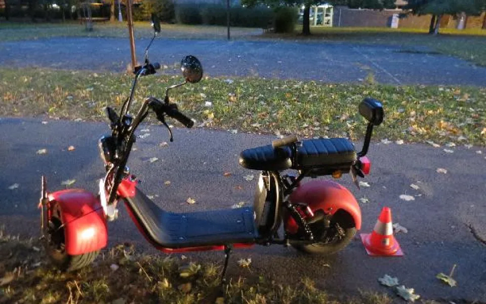 Důchodkyně pod vlivem na kole a nezletilý řidič mopedu se v Hradci srazili na chodníku