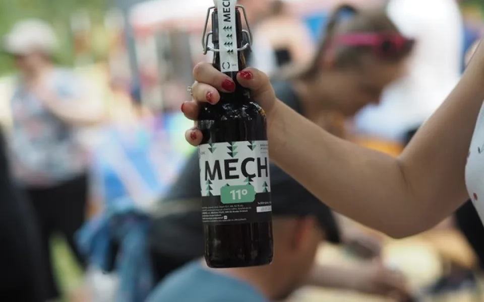 Hradecká univerzita má svoje pivo. Jmenuje se UHK Mech