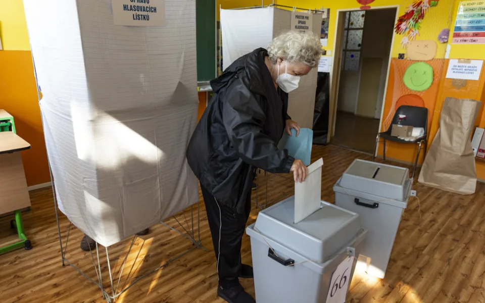 VOLBY 2021: Začal druhý den voleb. Hlasy se začnou sčítat ve 14:00