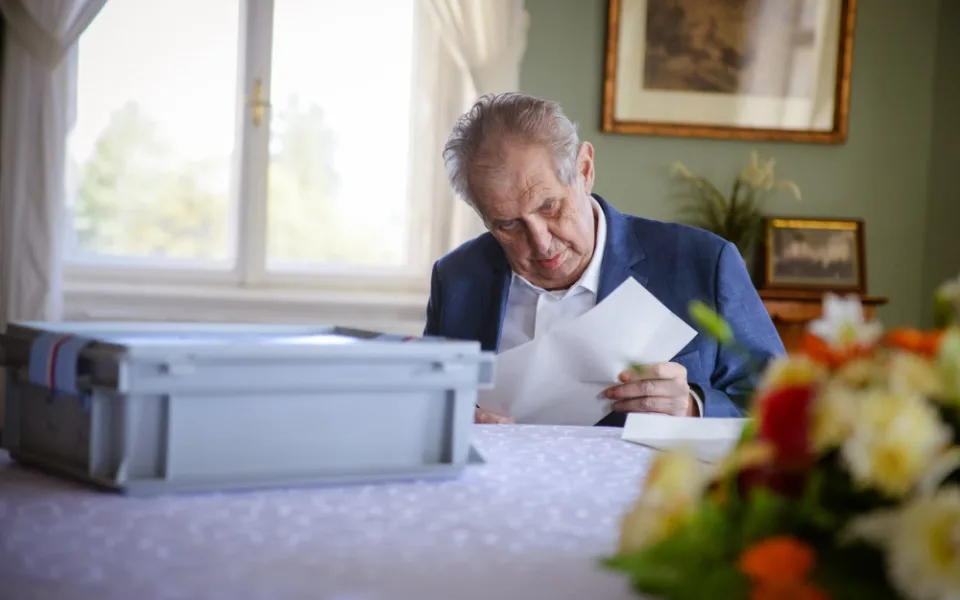 Prezident Zeman byl opět převezen do nemocnice