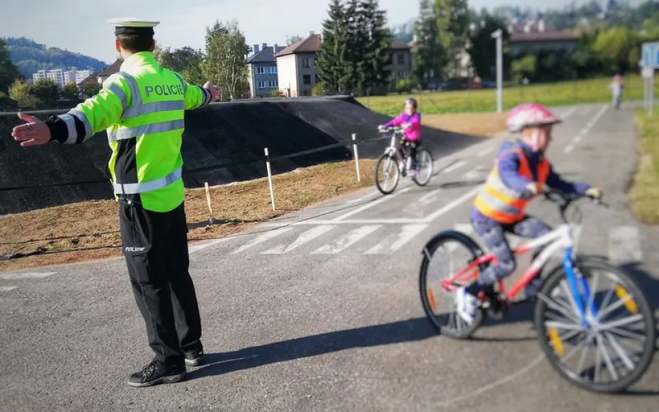 Víte, co dělat na křižovatce, kterou řídí policista? Školáci to znají lépe než někteří dospělí