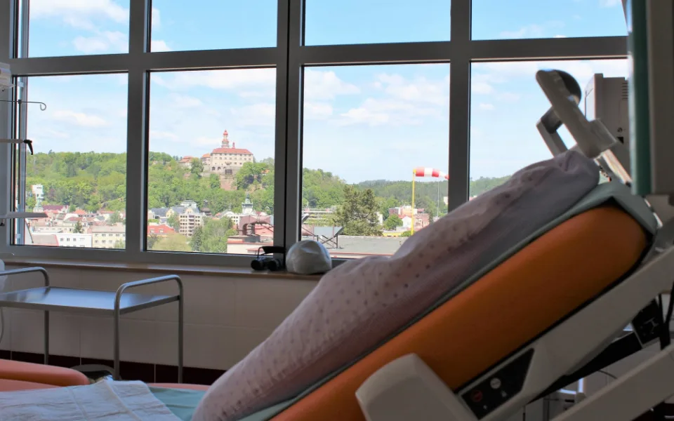 Náchodská porodnice má další novinku, tatínkové mohou přes sklo sledovat císařský řez