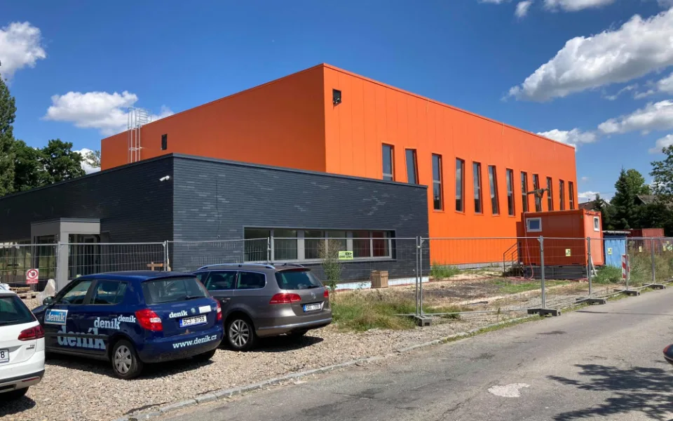 Otevření sportovní haly na Pouchově v Hradci Králové se opozdí. Problém je se stavbou parkoviště
