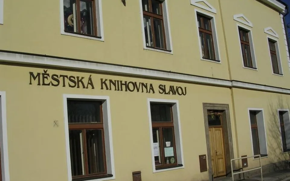 Památkáři nechtějí povolit výtah v knihovně ve Dvoře Králové, město proto řeší její možné stěhování