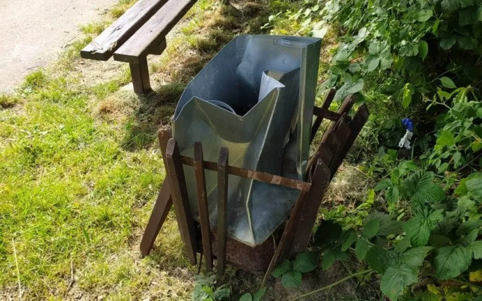 Policie dopadla vandaly, kteří poničili cyklostezku v Hořicích. Jsou to děti