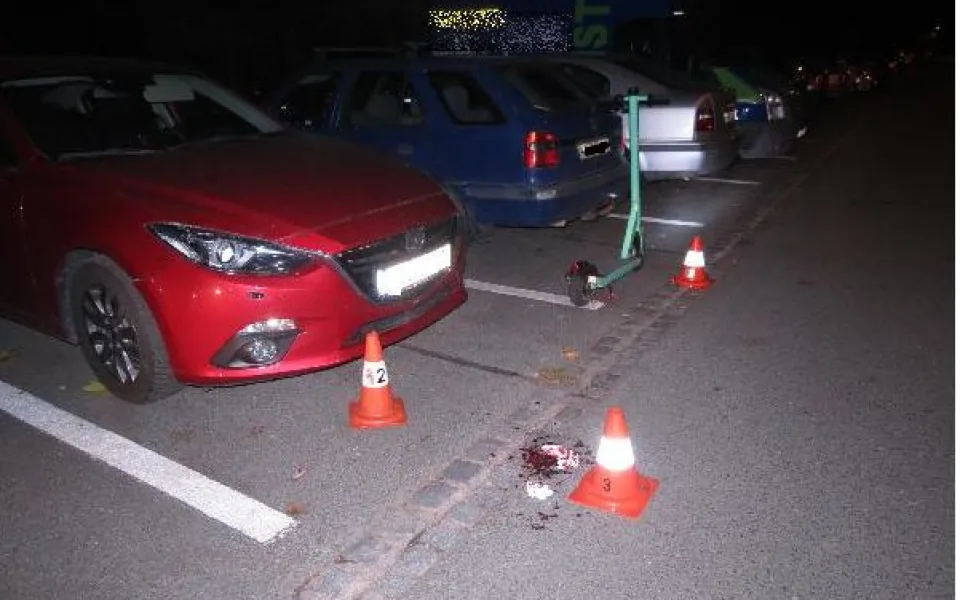 Muž na elektrokoloběžce naboural zaparkované auto. Nadýchal 2,5 promile
