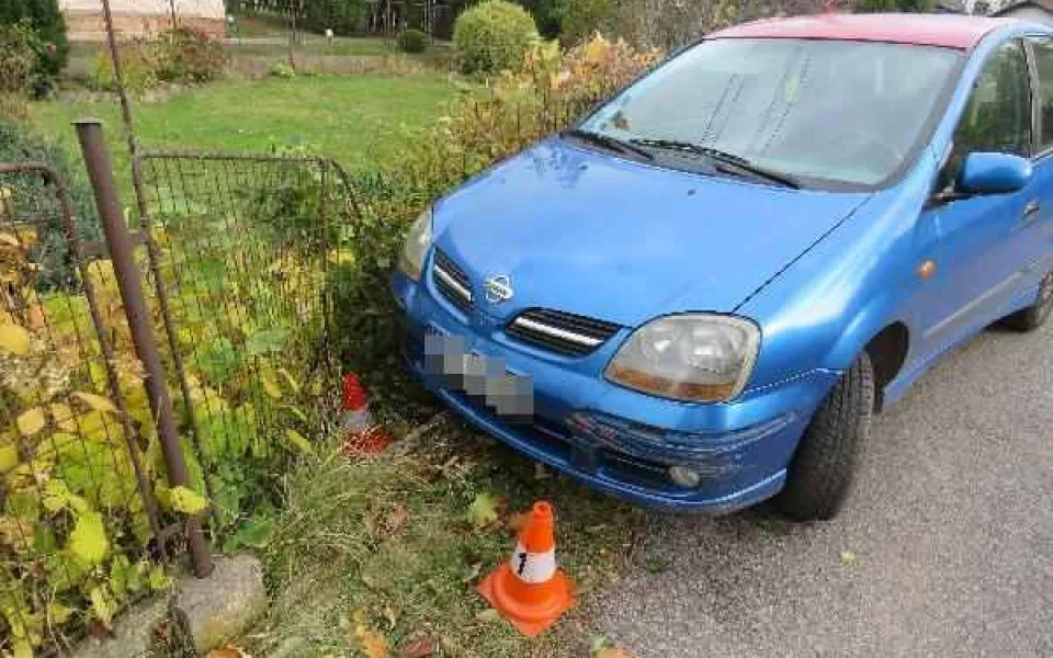 Tři promile v dechu a v autě malé dítě. Policie řeší nehodu na Jičínsku