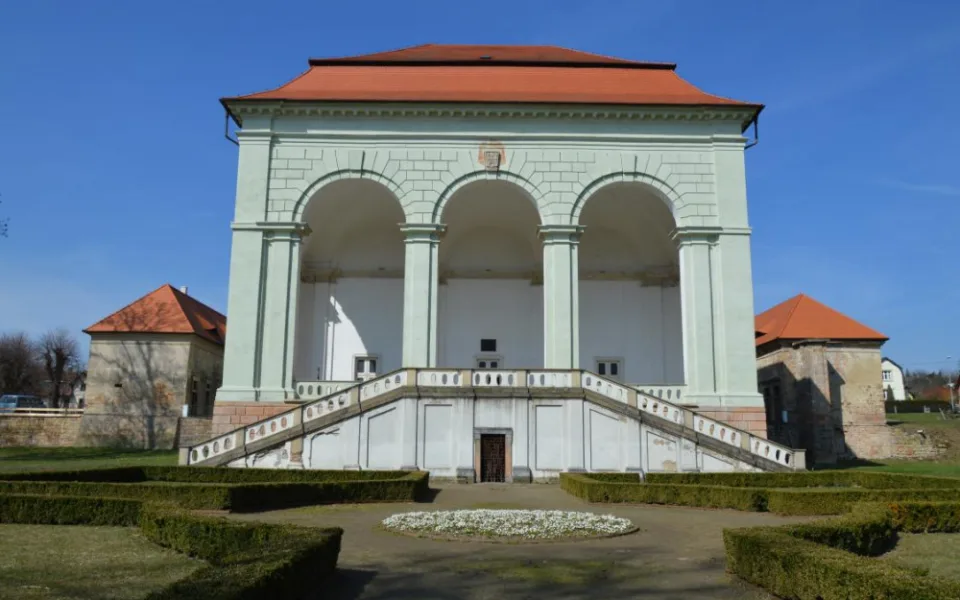 Největší investice Jičína podraží, zvedne se cena za stavbu stacionáře i za opravu Valdštejnské lodžie