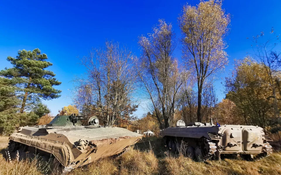 Do chráněné lokality Na Plachtě vjelo několik tanků. Šlo o úpravu terénu