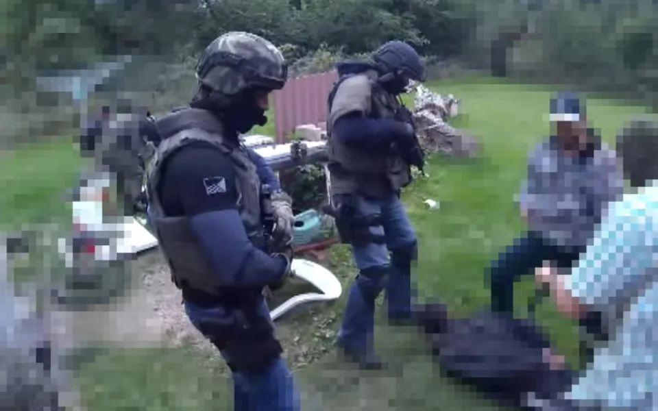 Přes tisícovku rostlin a ubalených jointů zabavila policie dealerům. Pro ně si přišla zásahovka