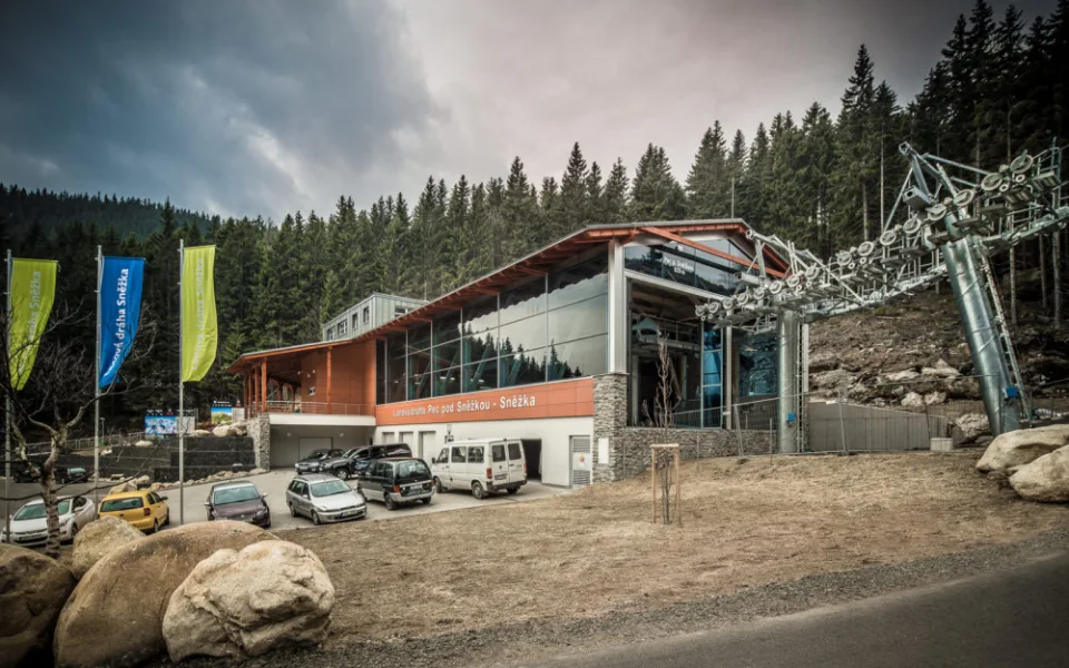 V Krkonoších začala rekonstrukce lanovky na Sněžku. Především jde o úpravu jejího vedení