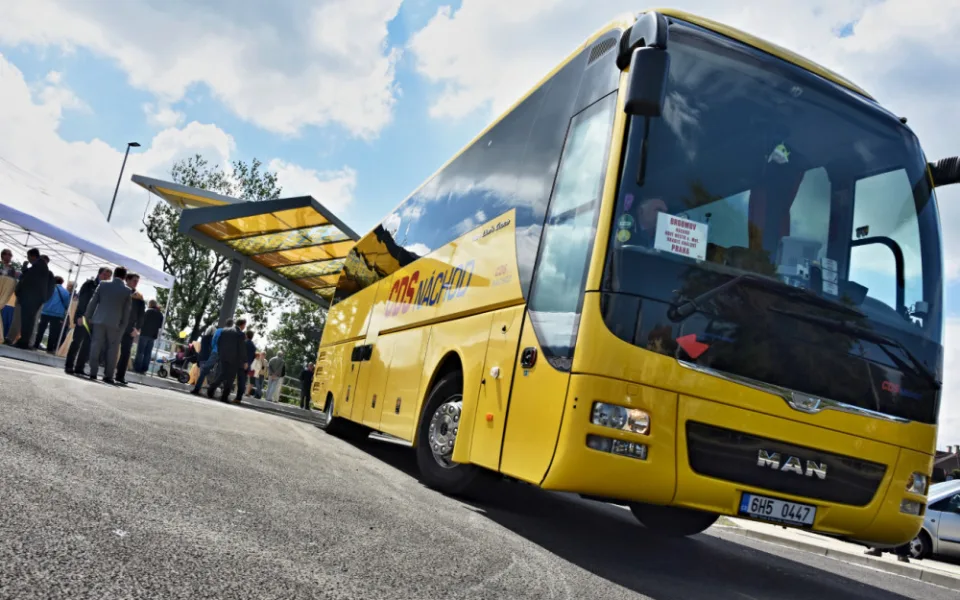 Od poloviny prosince se na východě Čech zdraží jízdné ve vlacích a autobusech. Řádově půjde o koruny