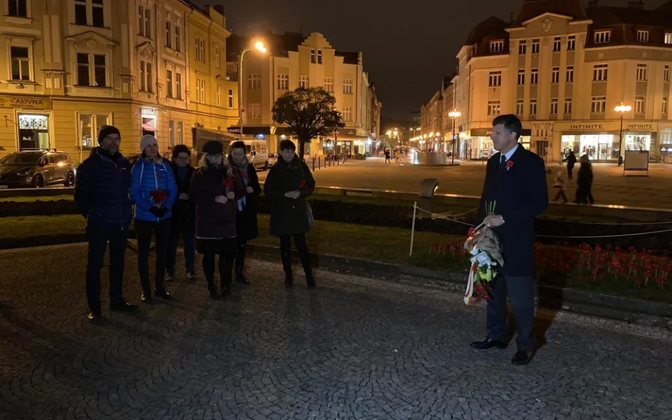 Zavzpomínat na veterány v Hradci Králové přišlo 20 lidí. Zbytek vítal svatého Martina