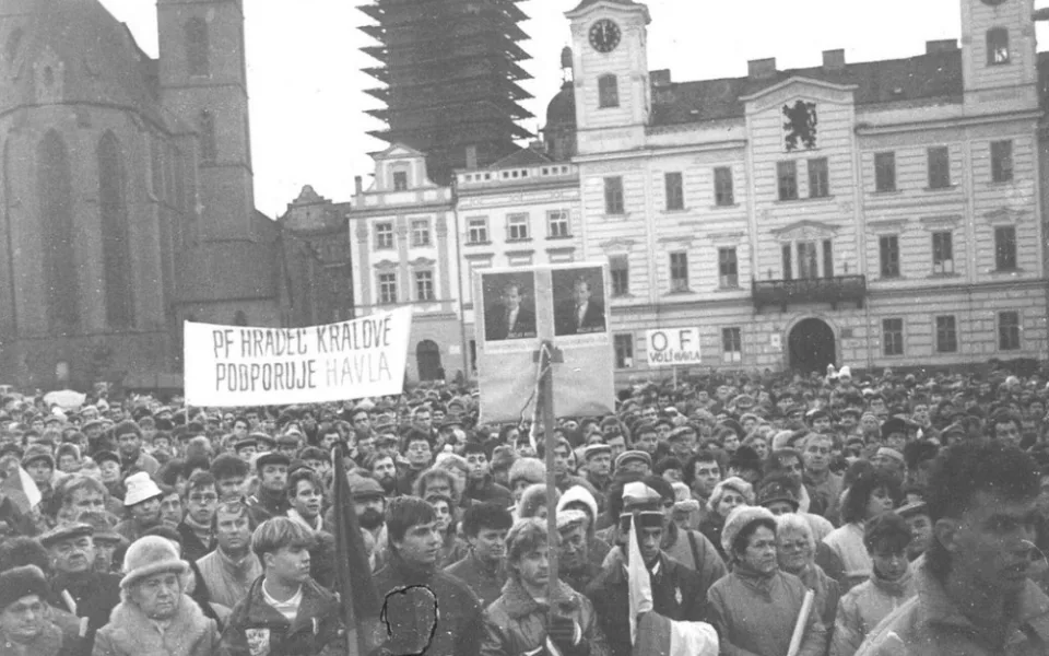 Hradecká revoluce začala až 20. listopadu. Někteří oslavovali komunismus ještě týden po zahájení demonstrací