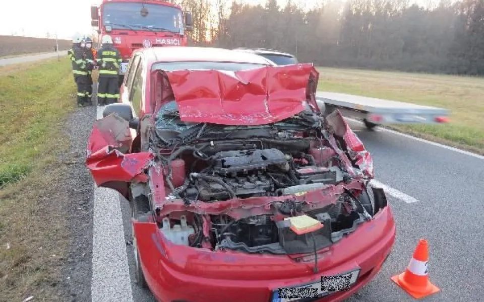 Uvolněný náklad zasáhl auto řidičky jedoucí za přívěsem. Situace skončila nehodou a zraněním