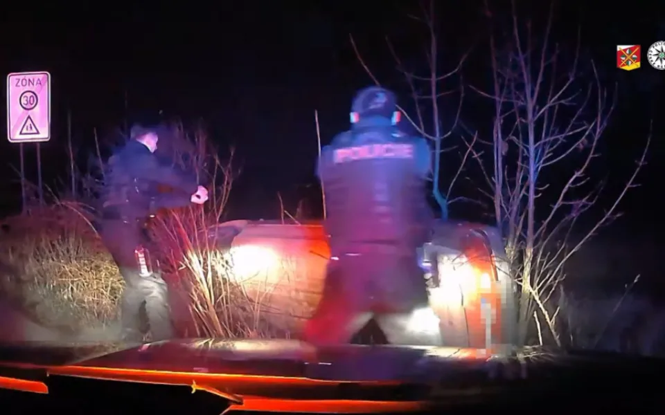 Před týdnem řídil pod vlivem, teď s pozitivním testem na covid. Policejní hlídce se pokusil ujet
