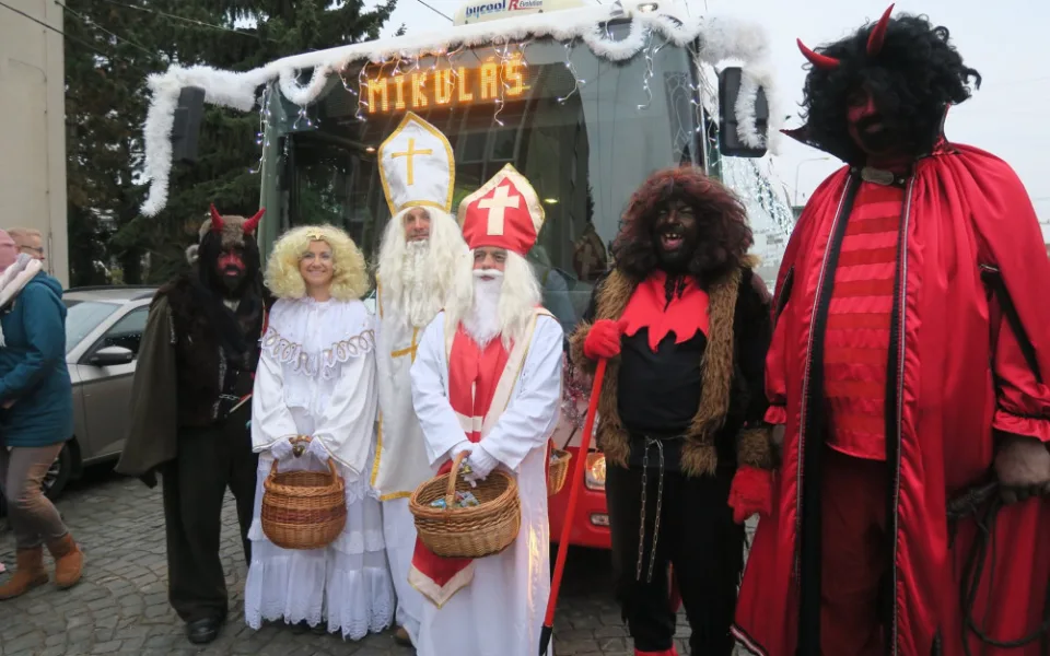 Města v kraji ruší adventní akce. Trutnov odpískal rozsvěcení, Hradec Mikulášský trolejbus