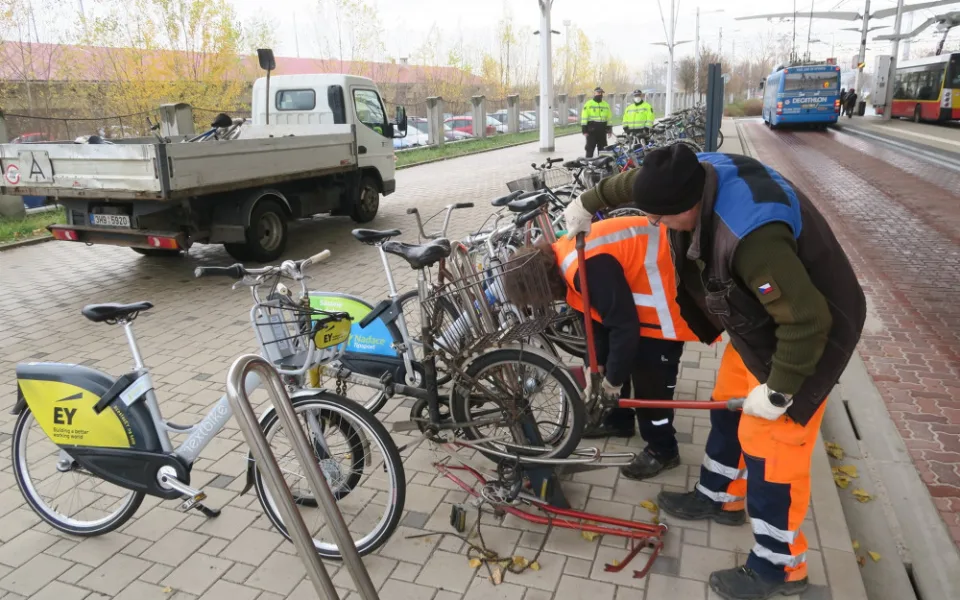 Hradec Králové se pustil do odstraňování cyklovraků. První mizí od terminálu a hlavního nádraží