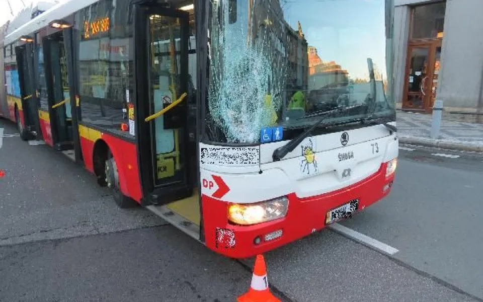 Trolejbus u Grandu srazil chodce na přechodu. V Hradci Králové jde o dopravně vytížené místo