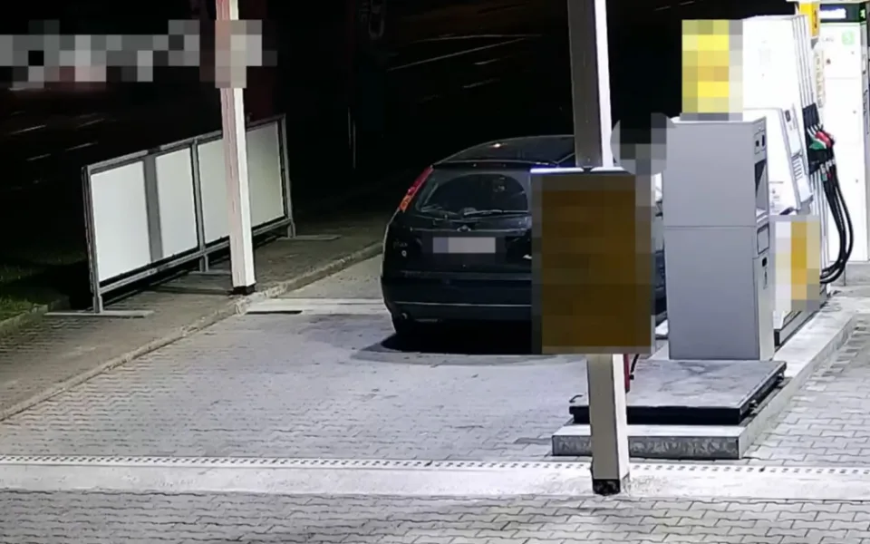Natankoval 40 litrů benzinu a ujel bez placení. Za podobné chování už seděl za mřížemi