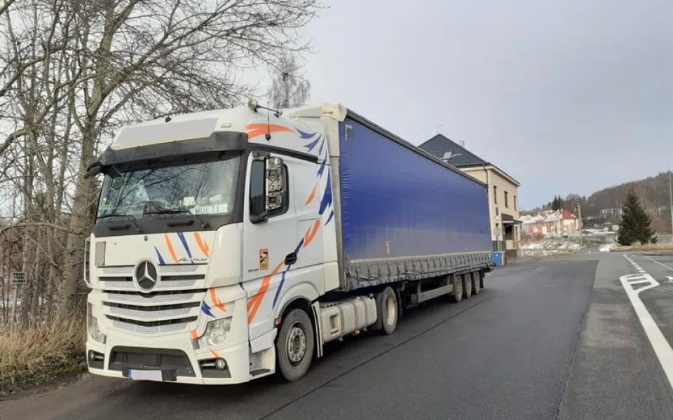 Řidič kamionu nadýchal přes 2,5 promile. Přes hradecký kraj projížděl do Německa