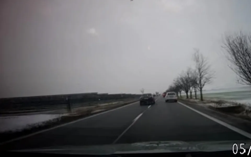 Na tachometru 180 kilometrů v hodině. Cizinci na drogách se snažili ujet policejní hlídce