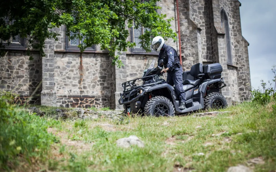 Díky práci u Policie získal obecní byt ve Zlatých Horách na Jesenicku. Mám výbornou a stabilní práci v krásném prostředí hor, říká mladý policista Radek Hlavsa