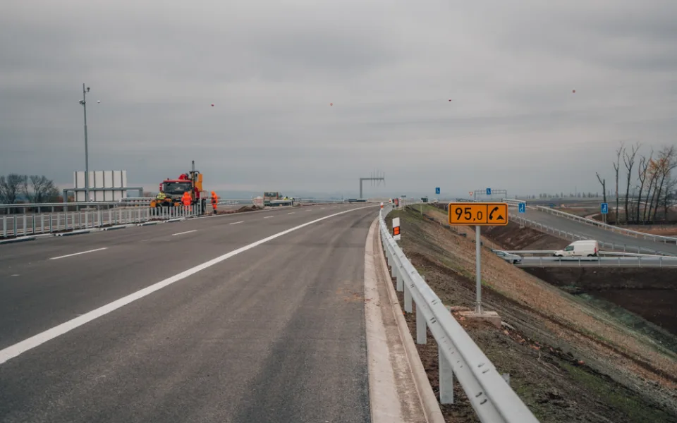 Tento týden se otevřou dvě nové dálnice. Po D11 se první řidiči projedou v pátek před obědem