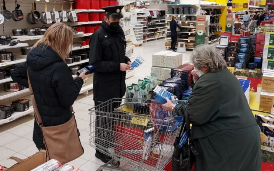 V předvánočním čase přibývá krádeží v nákupních zónách. Buďte obezřetní, nabádá policie