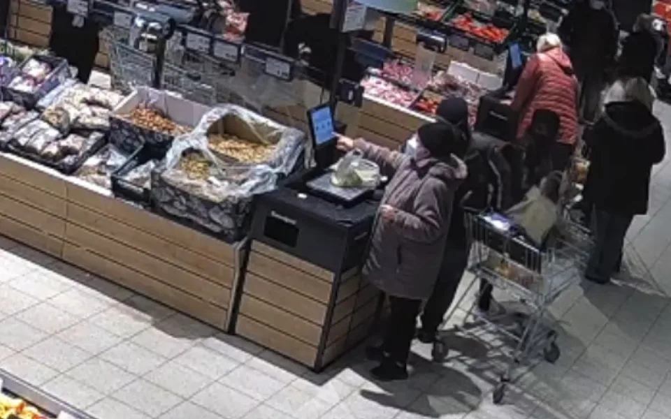 Než si vybrali jogurt, přišli o osobní věci. V obchodech na Hradecku řádili kapsáři