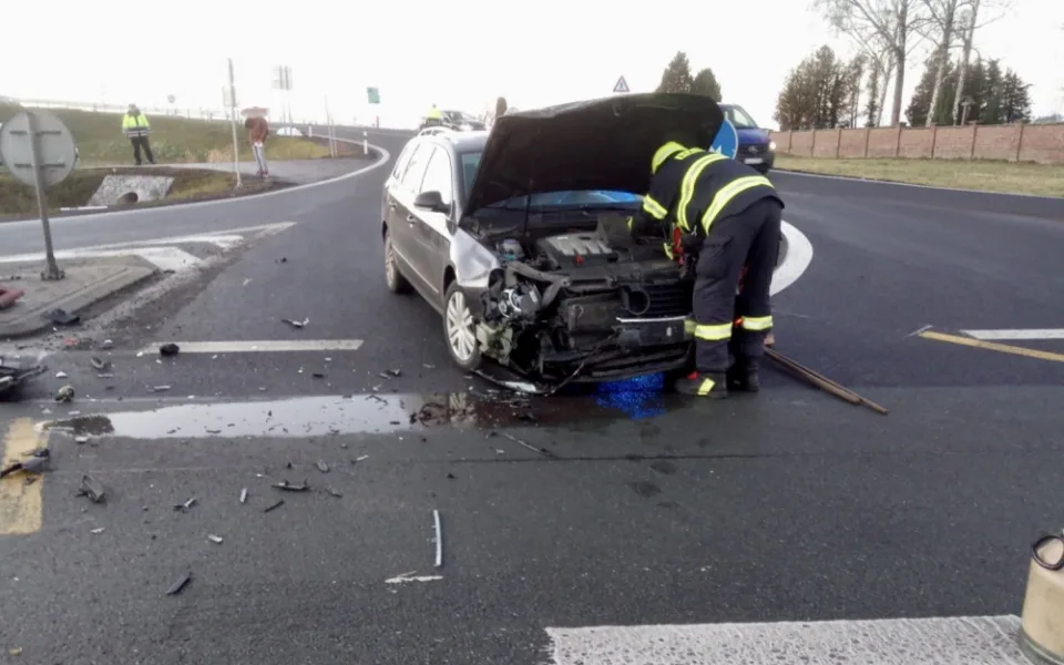 Už v den otevření nové dálnice se bouralo. Řidiče zaskočila změna přednosti v Semonicích
