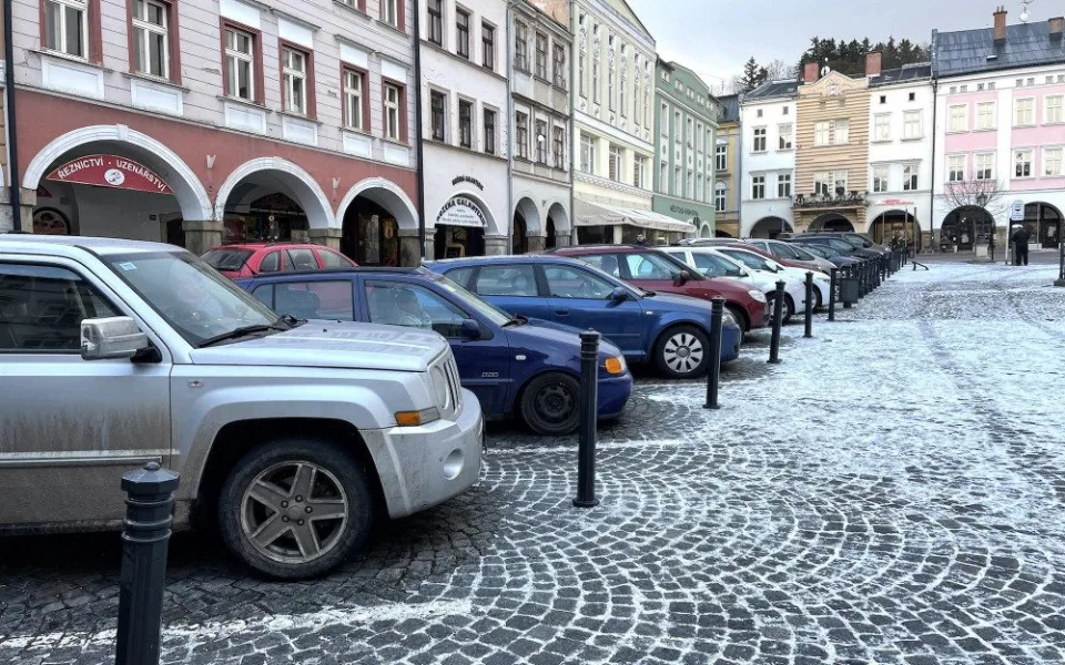 Trutnov zdražuje parkování. Řidiči si připlatí o deset až 15 korun za hodinu