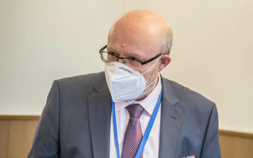 Vláda oznámila covidová opatření, třetí dávka bude i pro třicátníky