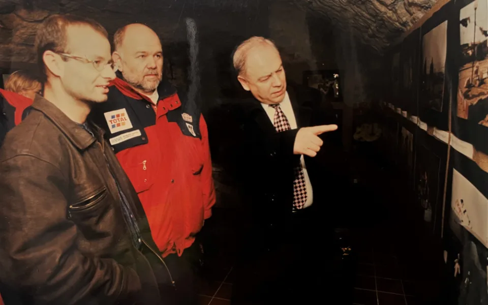 Karel Loprais společně s Lubomírem Soudkem a se mnou na zahájení mé výstavy fotografií z Rallye Dakar v roce 1998.