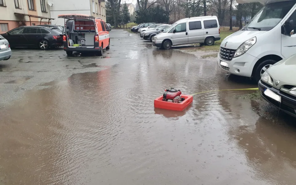 Na některých řekách stále platí povodňová aktivita. Hasiči museli odčerpávat vodu ze sklepů i parkoviště