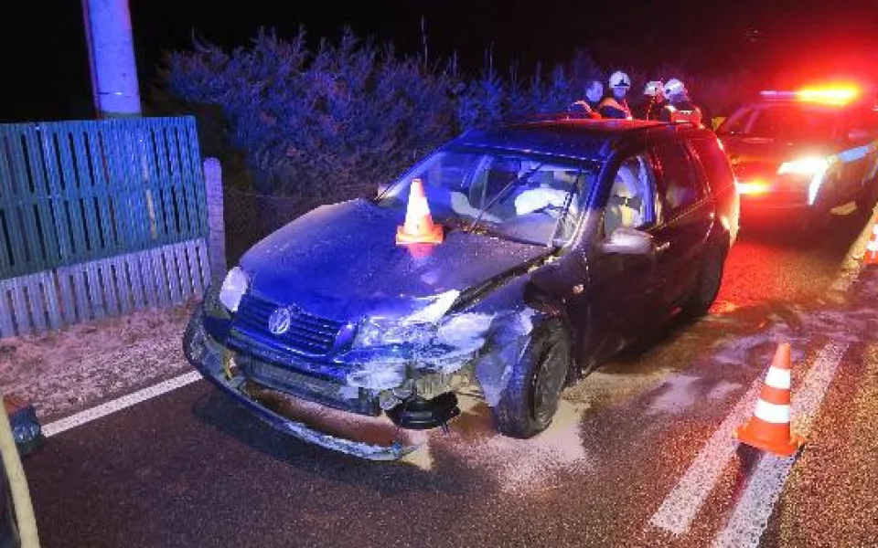 Nejdřív usnul v nastartovaném autě uprostřed křižovatky, pak se pokusil ujet policistům