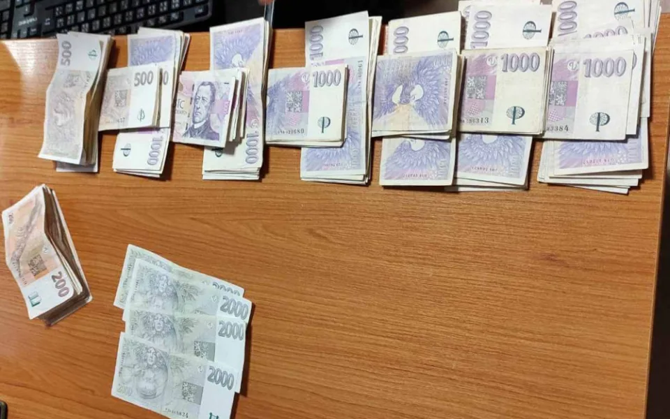 Bankomat na Rychnovsku chrlil hromadu peněz. Kolemjdoucí nasbíral bezmála 150 tisíc korun