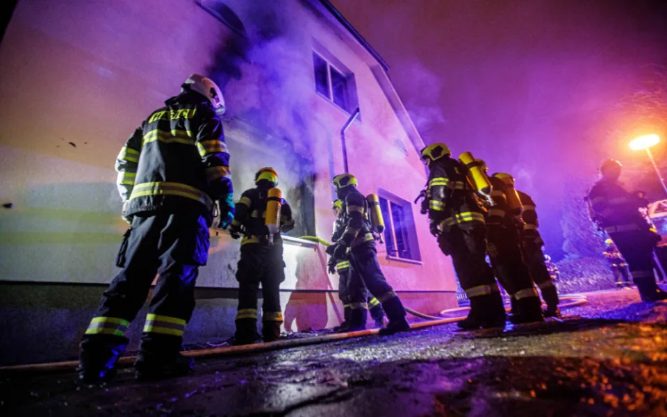 Požár rodinného domu v Rychnově nad Kněžnou likvidovalo pět jednotek hasičů. Z oken šlehaly plameny