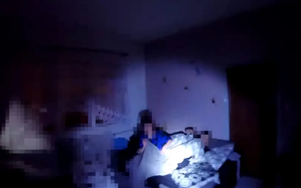 Zásahovka si došla pro dealera drog na Náchodsku. Doslova ho vytáhli z postele, kde byl s přítelkyní