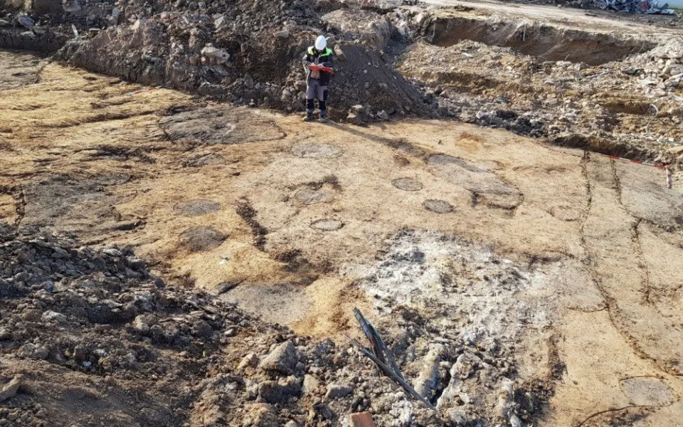 Nový pavilon jičínské nemocnice bude stát na historickém pohřebišti. Archeologové našli několik vzácných artefaktů