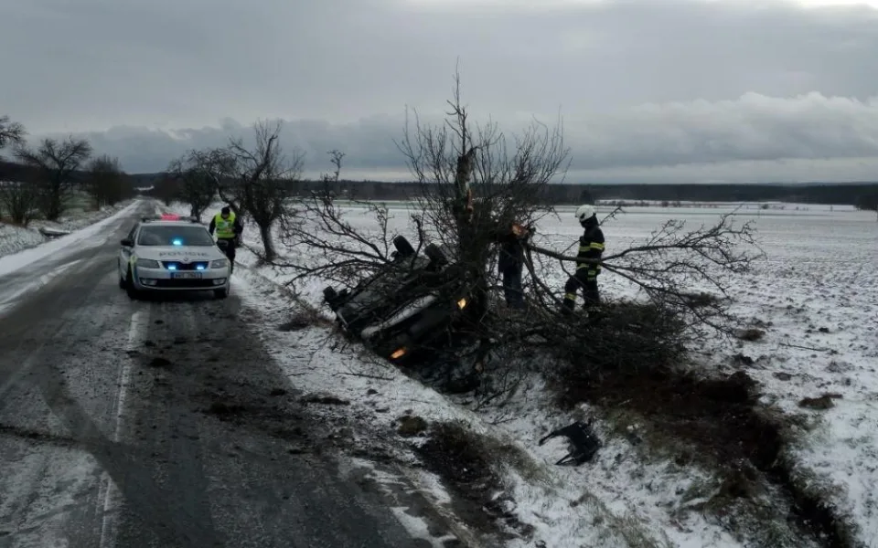 Kvůli sněhu měli hasiči plné ruce práce. Počasí komplikovalo především dopravu