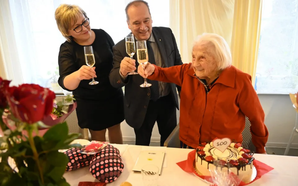 Primátor se nechal vyfotit v domově důchodců bez respirátoru. Sundali jsme ho jen na přípitek, tvrdí politik