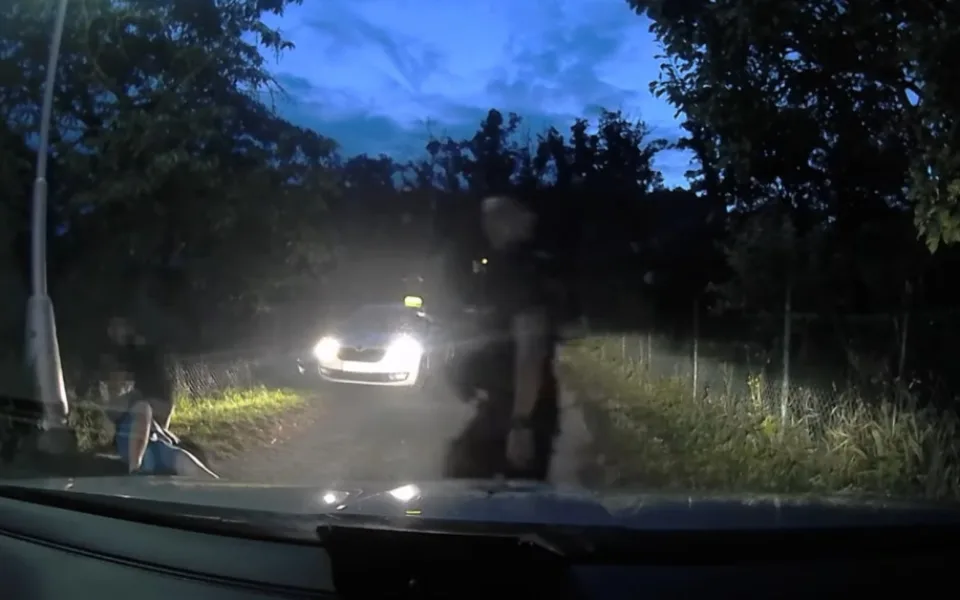 Ve vzteku ukopl zrcátko policejního vozu. K zemi ho složil člen ochranky areálu