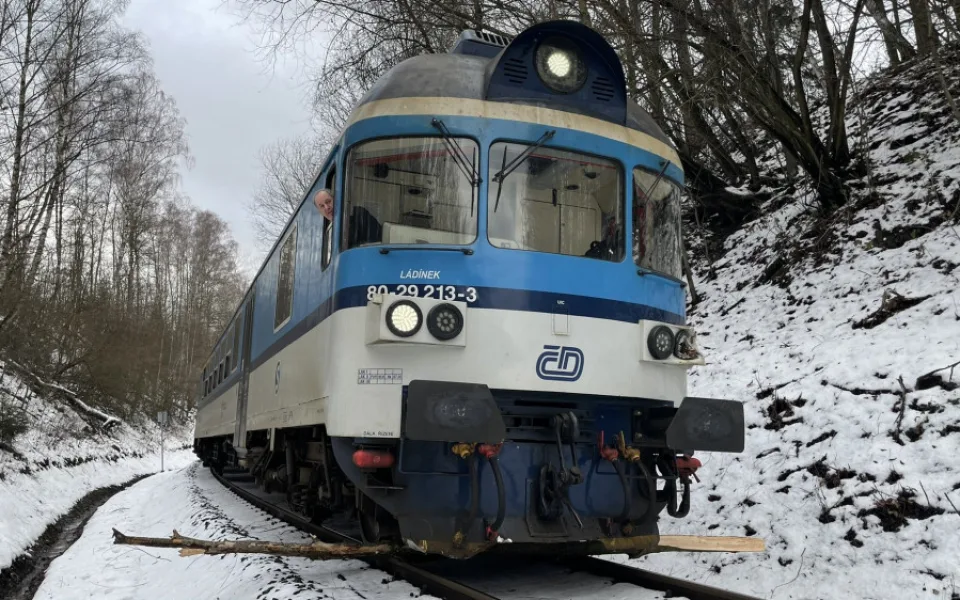 Na Náchodsku vlak narazil do stromu. Cestující vystoupili a došli na zastávku