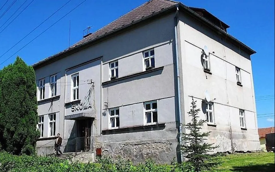 Bývalá škola v Popovicích dostane novou střechu. Konat se pod ní budou kulturní akce