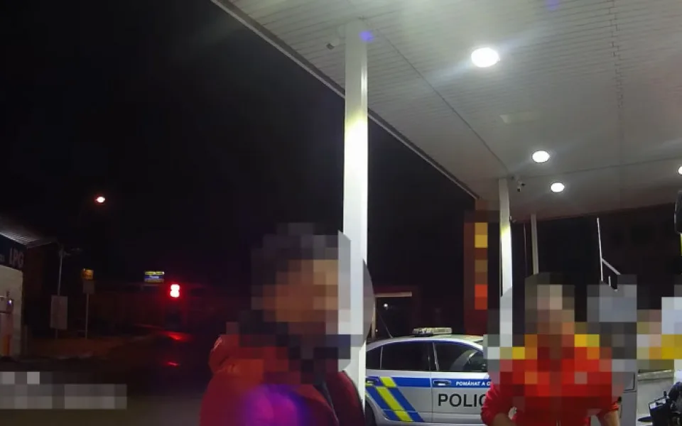 Kdo vás přivezl? Bůh, odpověděl opilý muž. Nasedl do auta a před očima policistů odjel