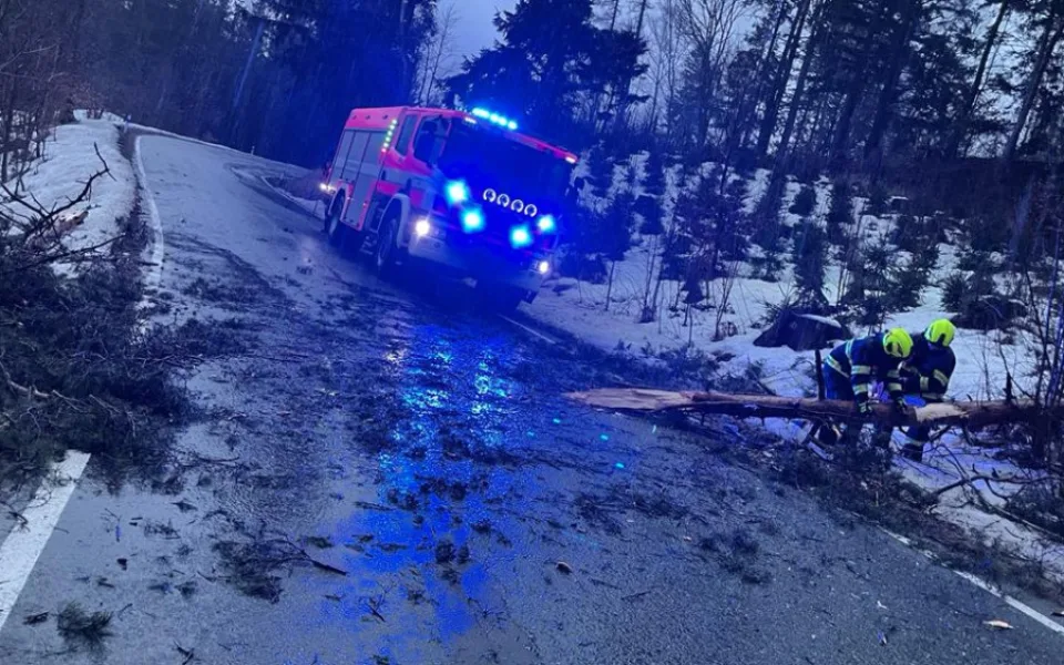 Hradecký kraj potrápil silný vítr. Domácnosti jsou bez proudu, Sněžku zasáhl orkán