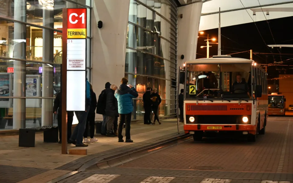 V Hradci Králové vyjel dvojkový autobus. 22. 2. 2022 ve 22:02 nastoupilo několik desítek cestujících
