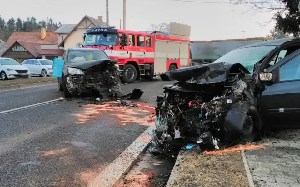 Čelní střet dvou aut zastavil dopravu v Nové Pace. Oba řidiči skončili v nemocnici